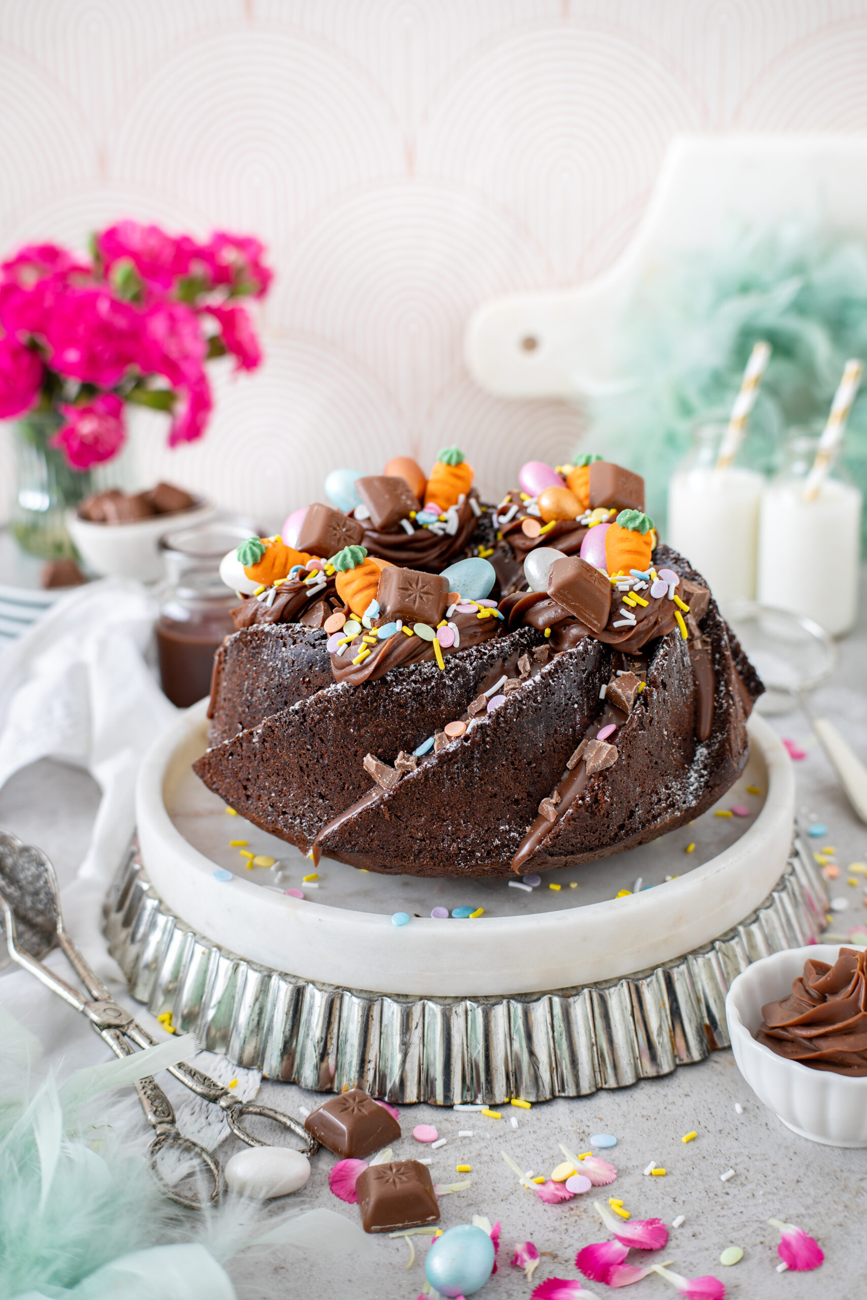 Schokoladenkuchen mit bunten Streusel und Schokostücken